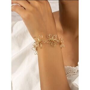 Gold Flower Decor Bracelet - Elegant Floral Jewelry for Any Occasion